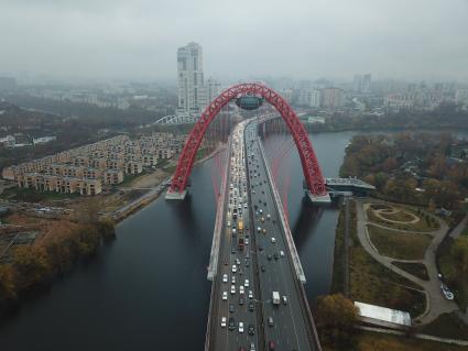 Москва.   Вид на Живописный мост через Москву-реку.