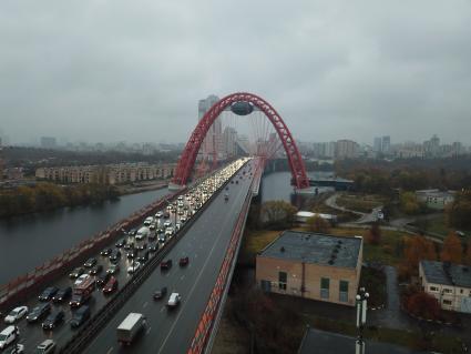 Москва.   Вид на Живописный мост через Москву-реку.