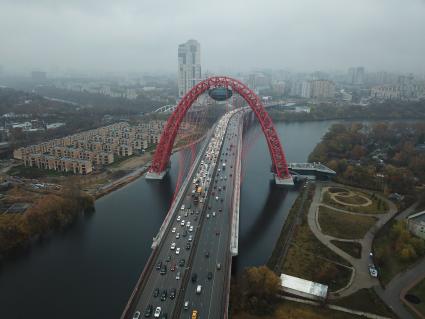 Москва.   Вид на Живописный мост через Москву-реку.