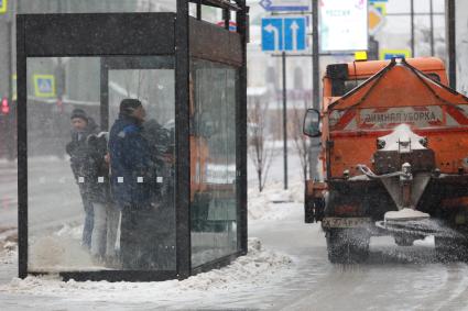 Красноярск.  Машина убирает снег на улице.