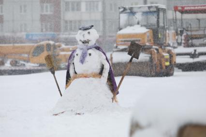 Красноярск.  Снеговик во дворе дома.