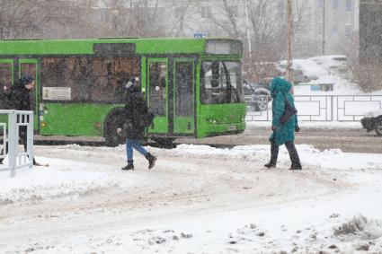 Красноярск. Пешеходы на занесенной снегом  улице города.