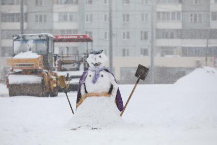 Красноярск.  Снеговик во дворе дома.