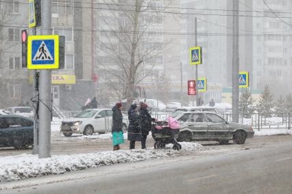 Красноярск.  Пешеходы на переходе.