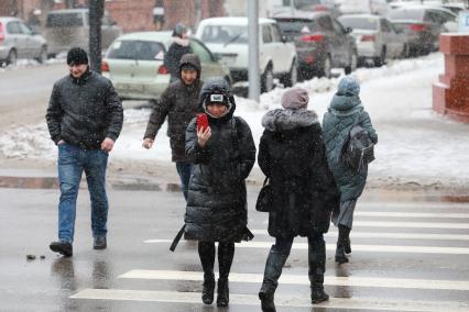 Красноярск.  Пешеходы переходят улицу.