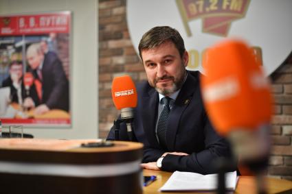 Москва. Заместитель председателя правления Автодора по эксплуатации и безопасности дорожного движения Юрий Байрамов на радио `Комсомольская правда`.