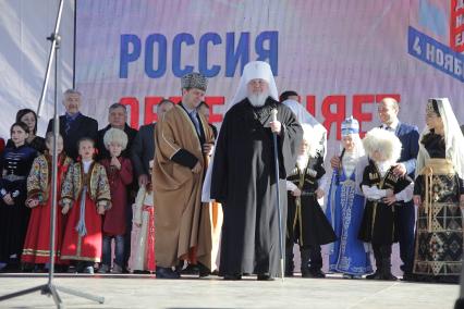 Ставрополь. Митрополит Ставропольский и Невинномысский Кирилл и заместитель муфтия духовного управления мусульман Ставропольского края Расул Ижаев во время празднования Дня народного единства.