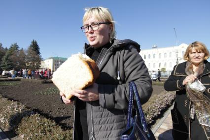 Ставрополь. Дегустация самого большого  каравая в мире, который  испекли в  День народного единства.