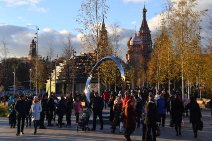 Москва.  Посетители в парке `Зарядье`.