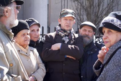 Екатеринбург. Председатель фонда памяти дятловцев Юрий Кунцевич (в центре) во время похорон последнего дятловца Юрия Юдина