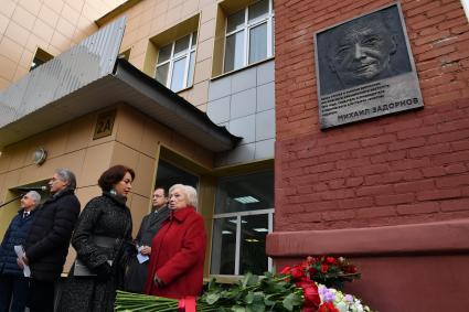 Москва. Супруга М. Задорнова Елена Бомбина, сестра М. Задорнова Людмила Задорнова (слева направо) и министр культуры РФ Владимир Мединский (в центре на втором плане) во время церемонии открытия памятной доски писателю-сатирику Михаилу Задорнову в Московском авиационном институте.