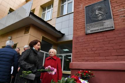 Москва. Супруга М. Задорнова Елена Бомбина и сестра М. Задорнова Людмила Задорнова (слева направо) во время церемонии открытия памятной доски писателю-сатирику Михаилу Задорнову в Московском авиационном институте.