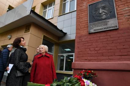 Москва. Супруга М. Задорнова Елена Бомбина и сестра М. Задорнова Людмила Задорнова (слева направо) во время церемонии открытия памятной доски писателю-сатирику Михаилу Задорнову в Московском авиационном институте.