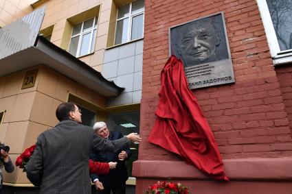 Москва. Министр культуры РФ Владимир Мединский (слева) во время церемонии открытия памятной доски писателю-сатирику Михаилу Задорнову в Московском авиационном институте.