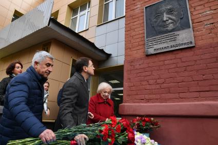 Москва. Ректор Московского авиационного института Михаил Погосян, министр культуры РФ Владимир Мединский и сестра М. Задорнова Людмила Задорнова (слева направо) во время церемонии открытия памятной доски писателю-сатирику Михаилу Задорнову в Московском авиационном институте.