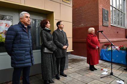 Москва. Ректор Московского авиационного института Михаил Погосян, супруга М. Задорнова Елена Бомбина, министр культуры РФ Владимир Мединский и сестра М. Задорнова Людмила Задорнова (слева направо) во время церемонии открытия памятной доски писателю-сатирику Михаилу Задорнову в Московском авиационном институте.