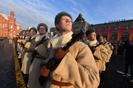 Москва. Участники марша, посвященного 77-й годовщине военного парада 1941 года, на Красной площади.