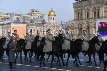 Москва. Участники марша, посвященного 77-й годовщине военного парада 1941 года, на Красной площади.