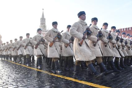 Москва. Участники марша, посвященного 77-й годовщине военного парада 1941 года, на Красной площади.