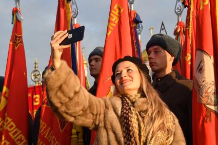 Москва. Девушка фотографируется с участниками марша, посвященного 77-й годовщине военного парада 1941 года, на Красной площади.