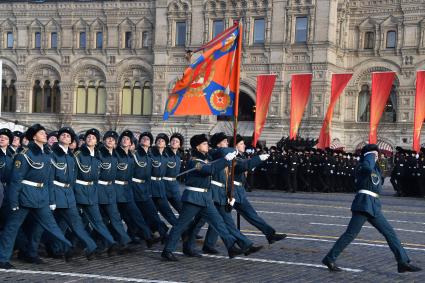 Москва. Участники марша, посвященного 77-й годовщине военного парада 1941 года, на Красной площади.