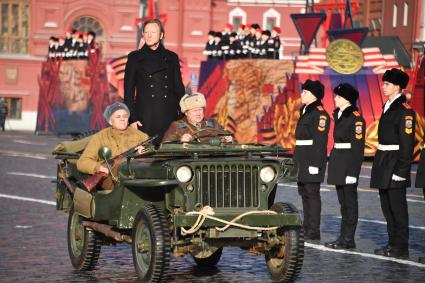 Москва. Актер Дмиртий Харатьян во время марша, посвященного 77-й годовщине военного парада 1941 года, на Красной площади.