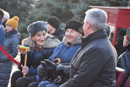 Москва. Мэр Москвы Сергей Собянин и ветераны перед началом марша, посвященного 77-й годовщине военного парада 1941 года, на Красной площади.