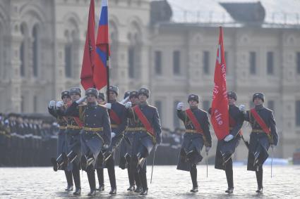 Москва. Участники марша, посвященного 77-й годовщине военного парада 1941 года, на Красной площади.