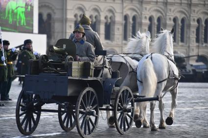 Москва. Участники марша, посвященного 77-й годовщине военного парада 1941 года, на Красной площади.