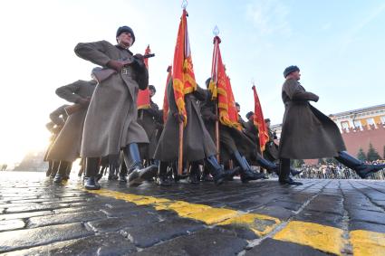 Москва. Участники марша, посвященного 77-й годовщине военного парада 1941 года, на Красной площади.