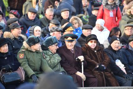 Москва. Ветераны перед началом марша, посвященного 77-й годовщине военного парада 1941 года, на Красной площади.