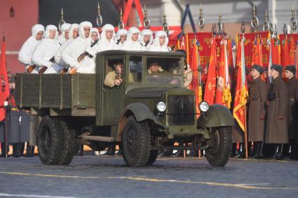 Москва. Участники марша, посвященного 77-й годовщине военного парада 1941 года, на Красной площади.