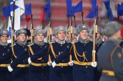 Москва. Участники марша, посвященного 77-й годовщине военного парада 1941 года, на Красной площади.