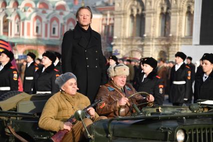 Москва. Актер Дмиртий Харатьян во время марша, посвященного 77-й годовщине военного парада 1941 года, на Красной площади.