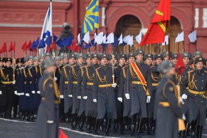 Москва. Участники марша, посвященного 77-й годовщине военного парада 1941 года, на Красной площади.