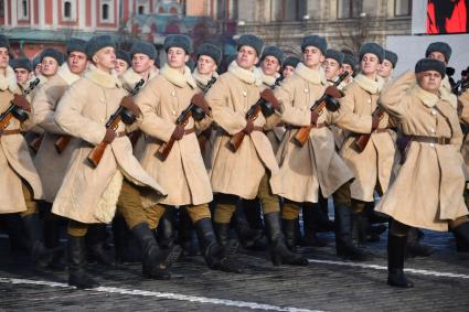 Москва. Участники марша, посвященного 77-й годовщине военного парада 1941 года, на Красной площади.