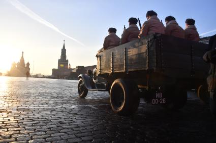 Москва. Участники марша, посвященного 77-й годовщине военного парада 1941 года, на Красной площади.