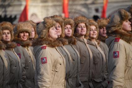 Москва. Юнармейцы во время марша, посвященного 77-й годовщине военного парада 1941 года, на Красной площади.