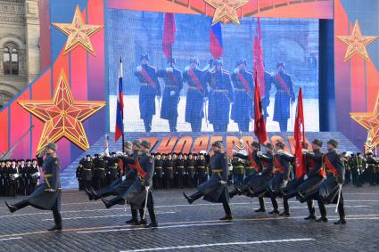 Москва. Участники марша, посвященного 77-й годовщине военного парада 1941 года, на Красной площади.