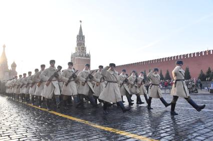 Москва. Участники марша, посвященного 77-й годовщине военного парада 1941 года, на Красной площади.