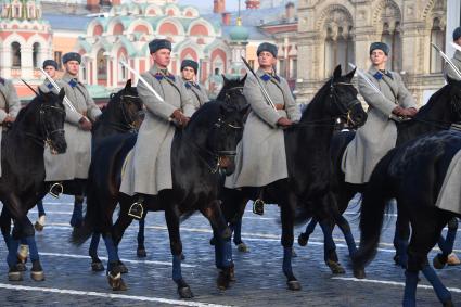 Москва. Участники марша, посвященного 77-й годовщине военного парада 1941 года, на Красной площади.