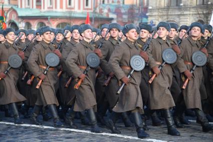 Москва. Участники марша, посвященного 77-й годовщине военного парада 1941 года, на Красной площади.