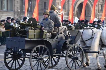 Москва. Участники марша, посвященного 77-й годовщине военного парада 1941 года, на Красной площади.