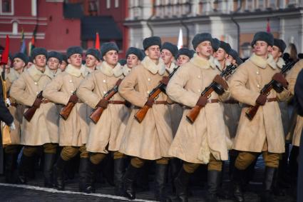 Москва. Участники марша, посвященного 77-й годовщине военного парада 1941 года, на Красной площади.