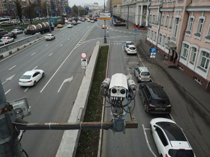 Москва.  На съезде с ТТК на пересечении улиц Нижняя Масловка и Марины Расковой камеры фото-видеофиксации  начали распознавать новый вид нарушения ПДД - выезд за стоп-линию.