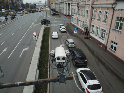 Москва.  На съезде с ТТК на пересечении улиц Нижняя Масловка и Марины Расковой камеры фото-видеофиксации  начали распознавать новый вид нарушения ПДД - выезд за стоп-линию.