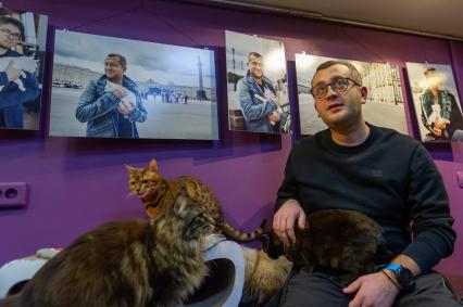 Санкт-Петербург. Издатель Борис Пиотровский на выставке `Главные котики Петербурга` в кафе `Республика кошек`.