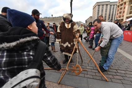 Москва. Народные гуляния на Манежной площади  во время празднования Дня народного единства.