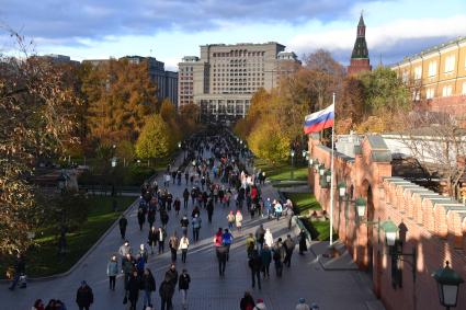 Москва. Вид на Александровский сад с Троицкого моста Кремля.