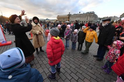 Москва. Народные гуляния на Манежной площади  во время празднования Дня народного единства.